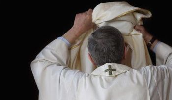 Un sacerdote brasileño anuncia durante la misa que va a tener un hijo