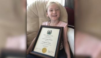Una niña de 9 años con parálisis cerebral salvó a su hermanito de ahogarse