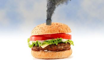 Cocinar una hamburguesa contamina más que manejar un camión