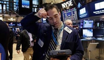 Caen acciones en Estados Unidos tras desplome del crudo 