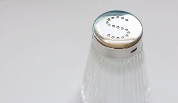 La OMS dice reducir consumo de sal es tan importante como dejar de fumar