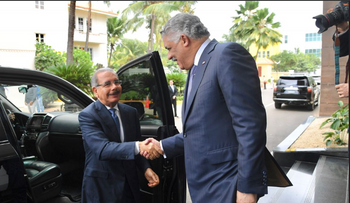 Danilo llega a Cancillería para iniciar diálogo por crisis de Venezuela