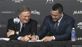Stanton firma su contrato récord ante los medios 