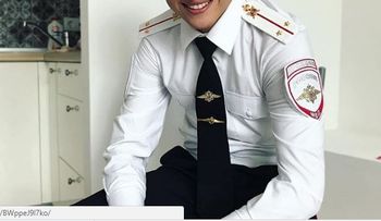 "¡Por favor, arréstame!"; le piden al policía más guapo de Rusia