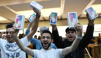 La salida al mercado del iPhone X desata la locura de sus fanáticos alrededor del mundo