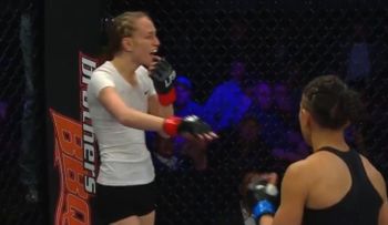 Una luchadora pidió que detengan el combate, nadie la escuchó y perdió por nocaut