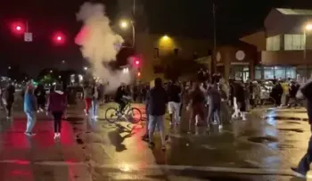 Muerte de hombre asfixiado por policías, genera furia y repulsa
