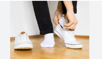 ¿Por qué muchos se quitan los zapatos sin desatar los cordones?