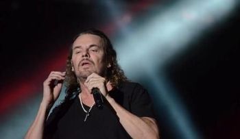 Video: vocalista de Maná se cae de tarima durante Festival Presidente