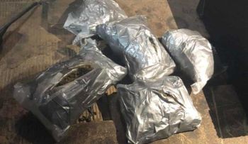 Aduanas incauta celulares usados y drogas en bocinas
