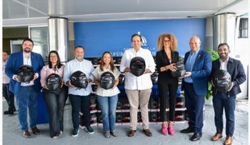 Motoristas reciben cascos en plan seguridad vial