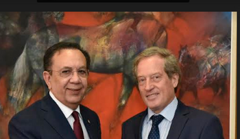 Gobernador Valdez Albizu recibe al embajador de Francia, interesado en conocer desempeño macroeconómico de RD