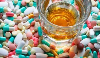 ¿Realmente no se debe mezclar alcohol y antibióticos?