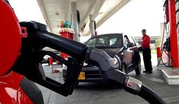 Gobierno rebaja precios de los combustibles