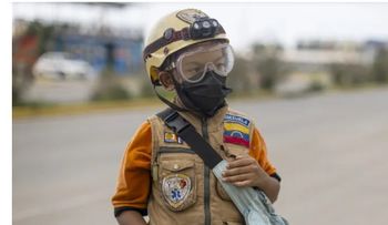 Niño venezolano salva a dos mascotas tras los terremotos