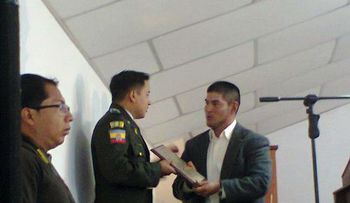 Recibe placa de reconocimiento 