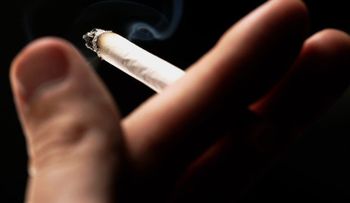 Adultos estadounidenses cada vez fuman menos