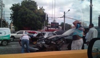 Autobús mata motociclista al pasarle por encima en la 27 de Febrero