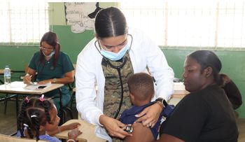 Llevan jornada médica y social a familias de Barahona