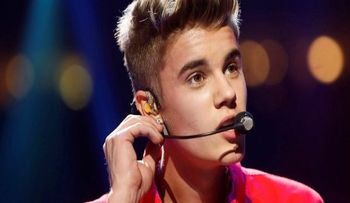 Justin Bieber en otro escándalo: fuma marihuana junto a su padre en un avión