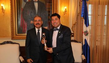Danilo Medina recibe a El Pachá en el Palacio