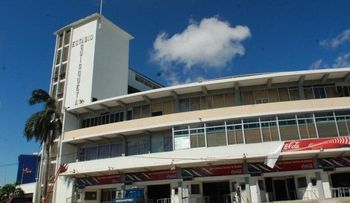 Hombres en motores atracan vendedores de boletas fuera del estadio Quisqueya