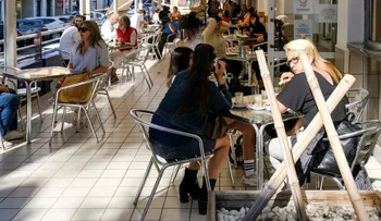 Restaurante en Ibiza acusado de cobrar 12 ? por cuelgabolsos
