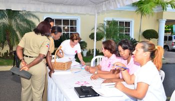 Decenas de mujeres acuden a jornada preventiva contra el cáncer