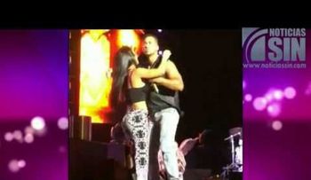 Romeo besa modelo colombiana en concierto (Video)