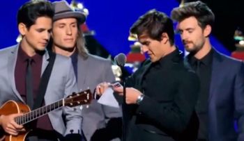 El cantante español que en los Latin Grammy no sabía que Juan Gabriel estaba muerto
