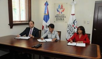 Gobierno y fundación firman acuerdo a favor de discapacitados