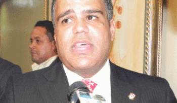 Senadores entregan al CP del PLD carta de apoyo a Reinaldo Pared