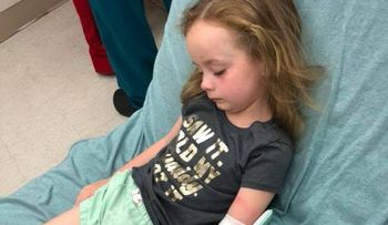 Su hija de 5 años sufrió una parálisis y supo de qué se trataba revisando su cabello