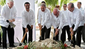 Inician trabajos construcción Centro Logístico Caucedo: Presidente Medina da primer picazo