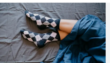 El gran descubrimiento  tras dormir con medias: el inesperado impacto en el cuerpo