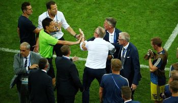 Insultos, empujones y amenazas entre alemanes y suecos después del gol de Toni Kroos