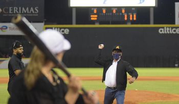 Deligne Ascención realizó lanzamiento de la Primera Bola en El estadio Cibao