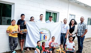 VB dona juguetes y ropa en la comunidad La Leonor, provincia Santiago Rodríguez
