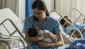 Mujer sobrevive 45 minutos sin pulso durante cesárea 