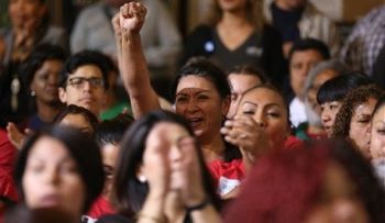 Los Ángeles aprobará salario mínimo de 15 dólares la hora