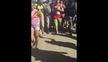 El Poeta Callejero convence a estudiantes de no hacer huelga
