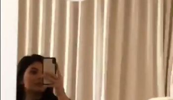 Kylie Jenner muestra su abdomen perfecto a un mes de dar a luz