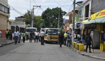 La AMET y la PN retiran escombros de calles y aceras 