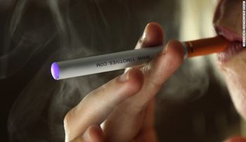 Una joven de 18 años pagó un precio inusual por usar cigarrillo electrónico: Desarrolla "pulmón húmedo" 