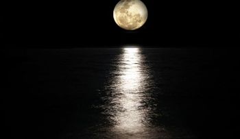 Hallan una enorme forma metálica enterrada en la luna