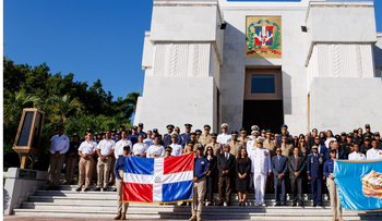 Lee Ballester defiende acciones migratorias frente al Altar de la Patria