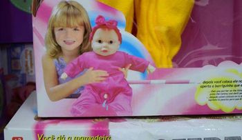 Muñeca que hace pipí causa polémica en Paraguay; dicen que â??promueve la ideología de géneroâ?