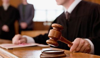 Un juez deja en libertad a un hombre acusado de violar once mujeres, porque sufre sexsomnia