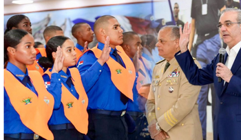 Abinader encabeza graduación de nuevos agentes del CESAC