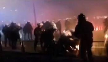 Video: Nacionalistas polacos lanzan petardos contra la embajada de Rusia en Varsovia  